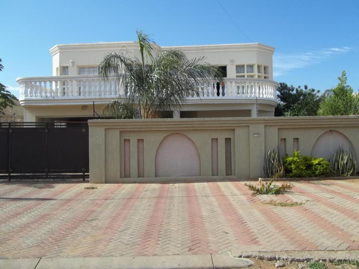 Carlcyn Homestay Gaborone Ngoại thất bức ảnh