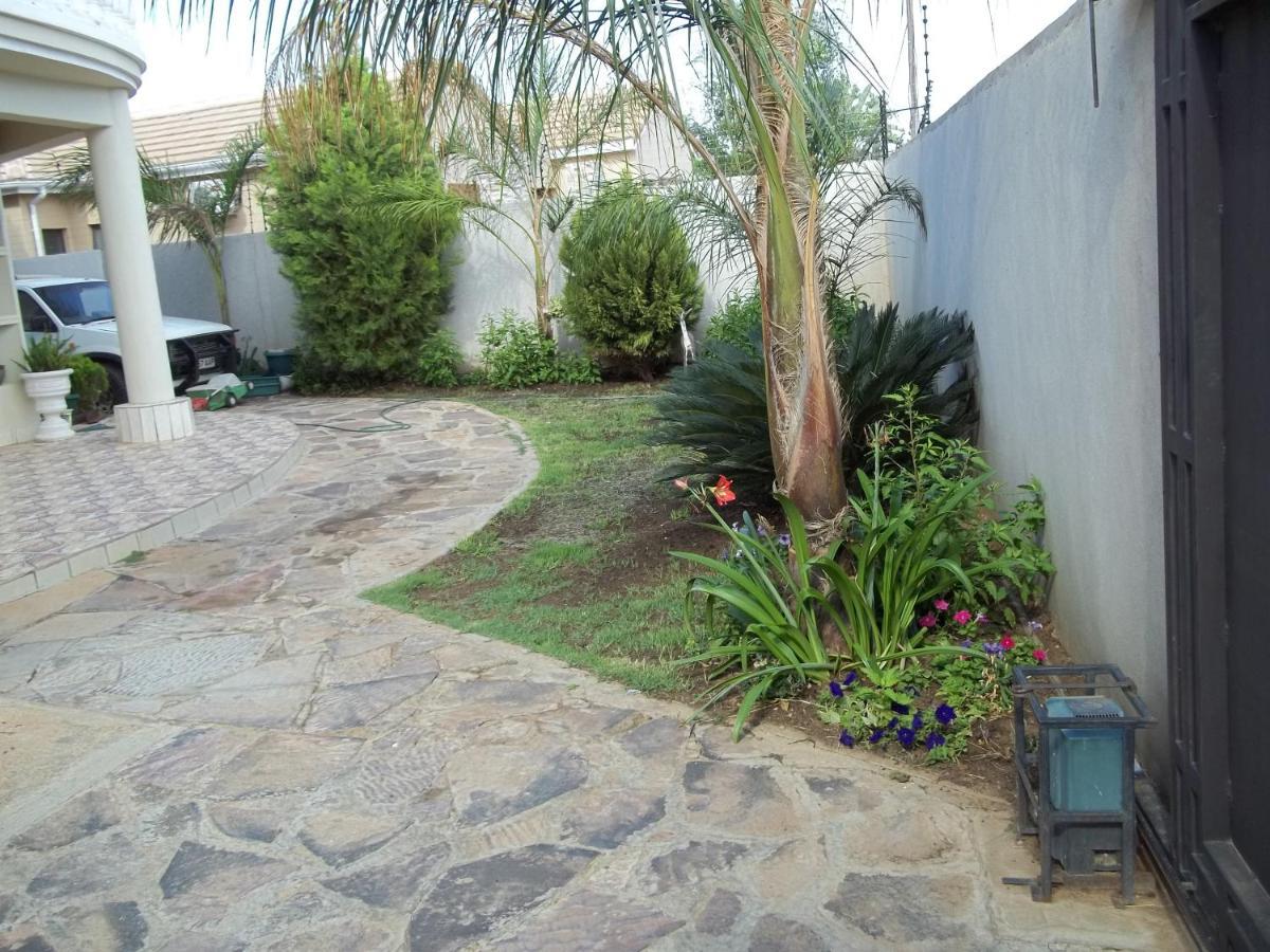 Carlcyn Homestay Gaborone Ngoại thất bức ảnh