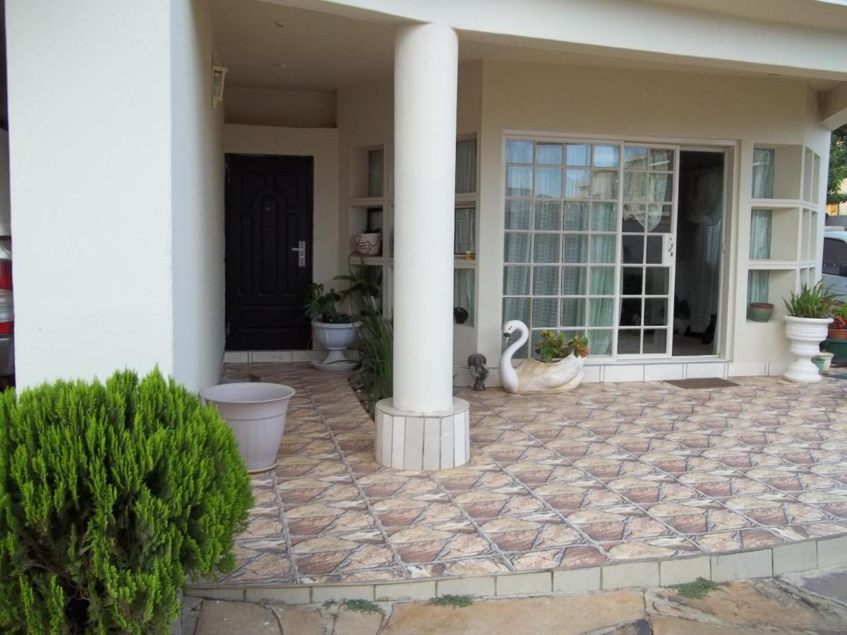 Carlcyn Homestay Gaborone Ngoại thất bức ảnh