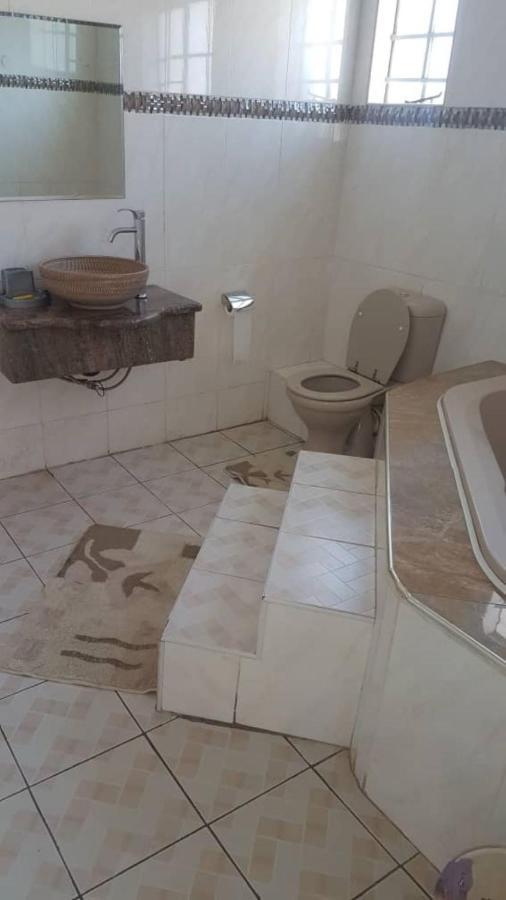 Carlcyn Homestay Gaborone Ngoại thất bức ảnh