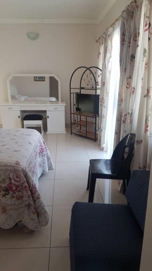Carlcyn Homestay Gaborone Ngoại thất bức ảnh