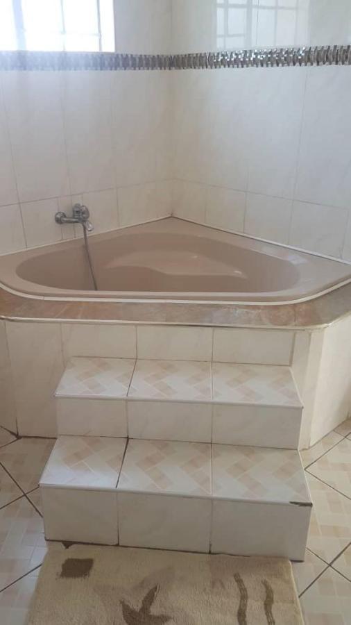 Carlcyn Homestay Gaborone Ngoại thất bức ảnh