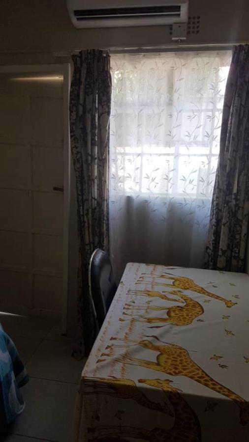 Carlcyn Homestay Gaborone Ngoại thất bức ảnh