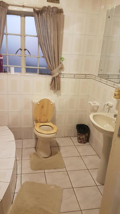 Carlcyn Homestay Gaborone Ngoại thất bức ảnh
