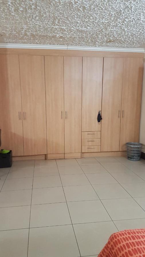 Carlcyn Homestay Gaborone Ngoại thất bức ảnh