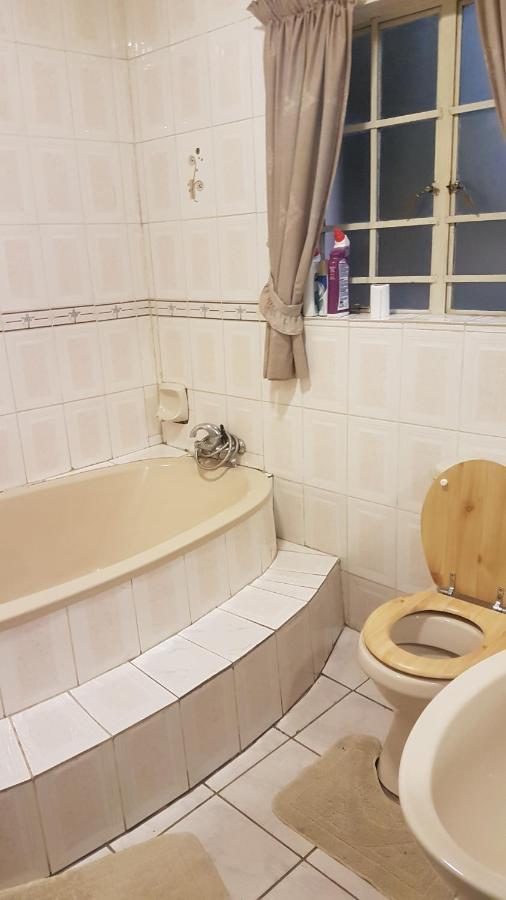 Carlcyn Homestay Gaborone Ngoại thất bức ảnh